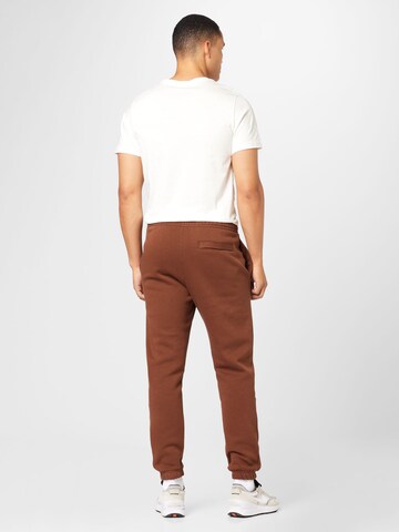 Effilé Pantalon 'Club Fleece' Nike Sportswear en marron