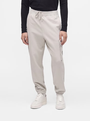 balta Calvin Klein Jeans Siaurėjantis Laisvo stiliaus kelnės: priekis