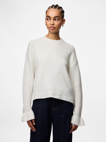 Pull-over 'PCJimma' PIECES en blanc : devant