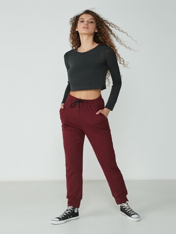 C&City Tapered Broek in Rood: voorkant