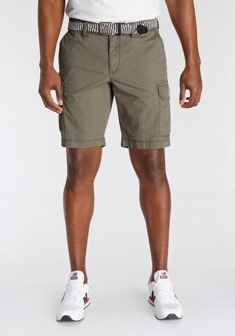 DELMAO Regular Cargo Pants in Green: front