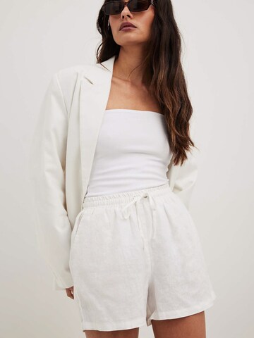 Regular Pantalon NA-KD en blanc : devant