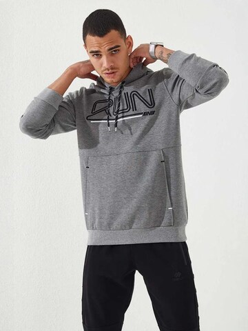 Tommy Life Sweatshirt in Grey: front