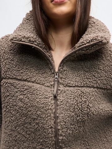 Gina Tricot Overgangsjakke 'Pile' i brun