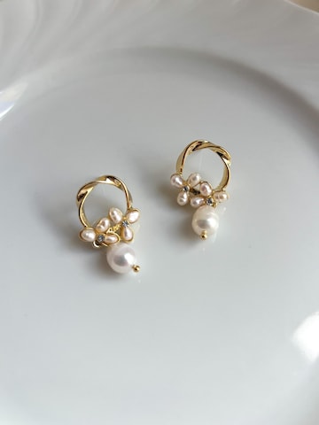 Kamakula Earrings 'Floral Pearl' in Gold