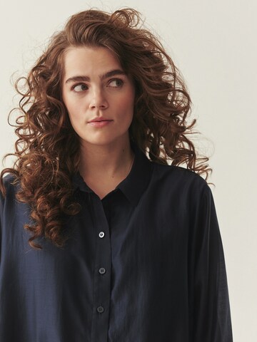 Camicia da donna 'DOVELA' di TATUUM in blu