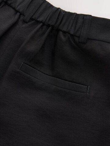 Loosefit Pantaloni con pieghe di Next in nero