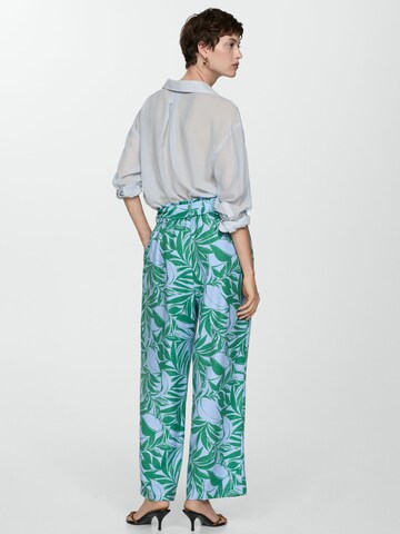 Largi Pantaloni cutați 'Twist' de la MANGO pe verde