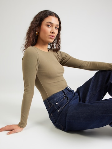 Tricou 'Insa' de la ABOUT YOU pe verde: față