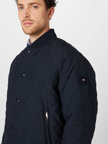 TOMMY HILFIGER Tussenjas in Blauw