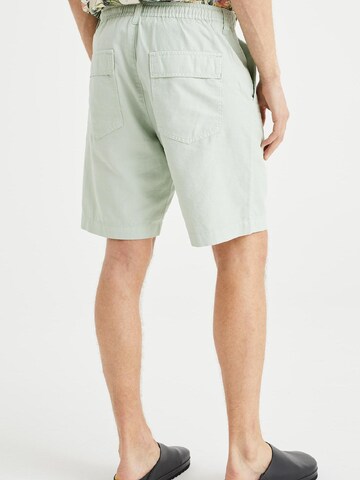 WE Fashion - Loosefit Calças chino em verde