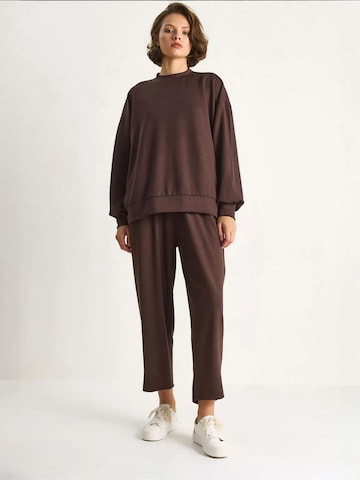 Tuta da jogging di Bianco Lucci in marrone: frontale
