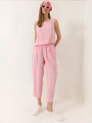 Completo pantalone di Bianco Lucci in rosa