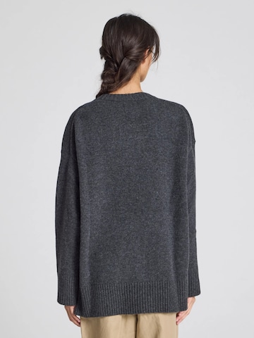 Pullover di Gai+Lisva in grigio