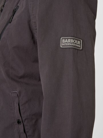 Barbour International Φθινοπωρινό και ανοιξιάτικο μπουφάν σε μαύρο