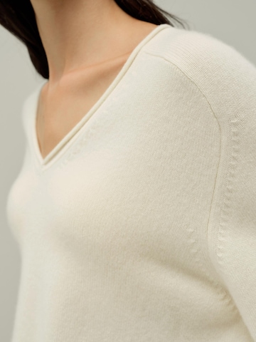 Lilysilk - Jersey 'Bootneck-Pullover aus gebürstetem Kaschmir' en blanco