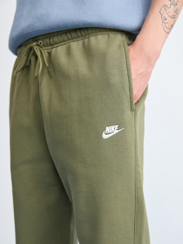 Tapered Pantaloni 'Club' de la Nike Sportswear pe verde