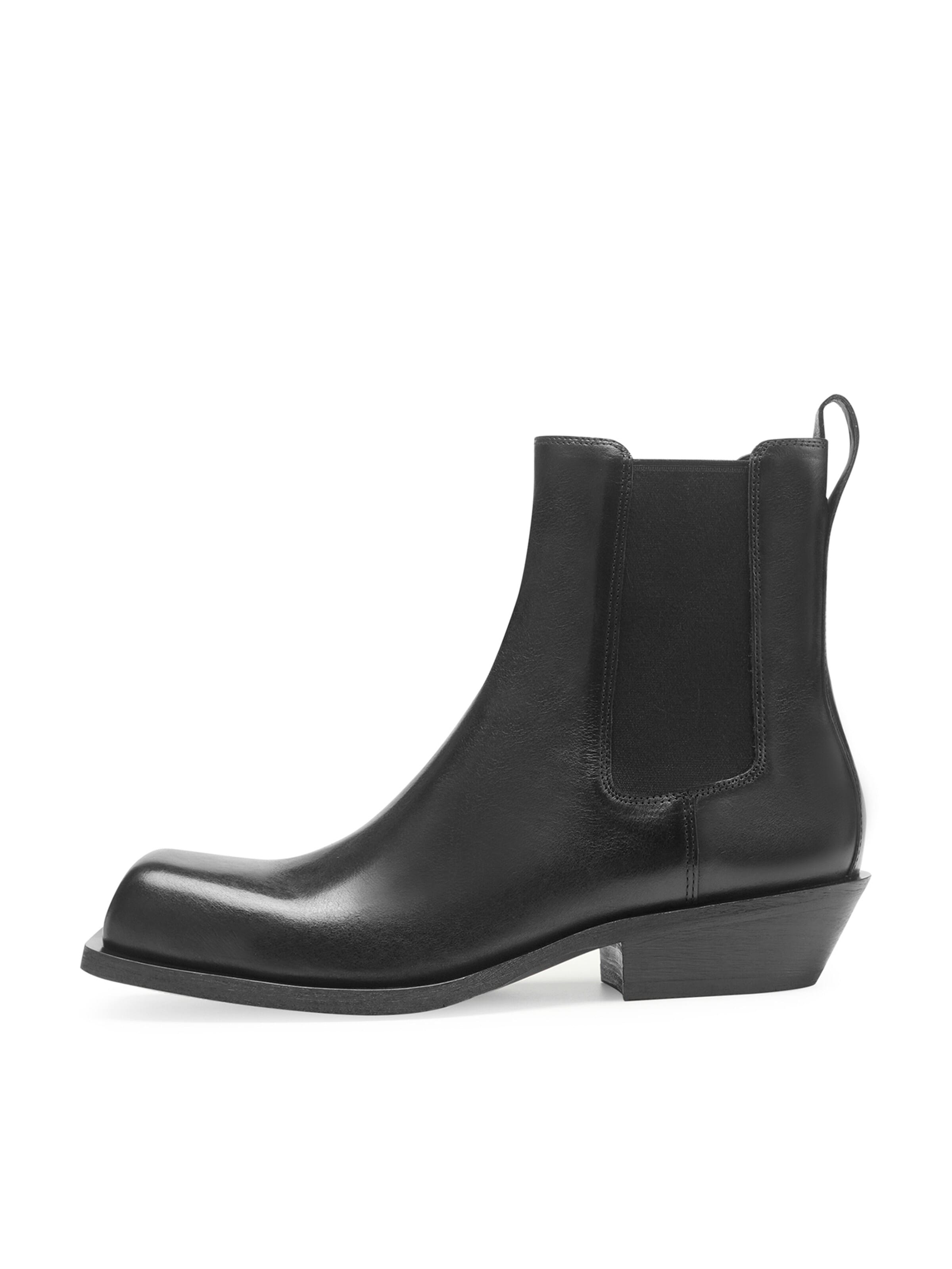 Potamy Chelsea Boots in Black: front
