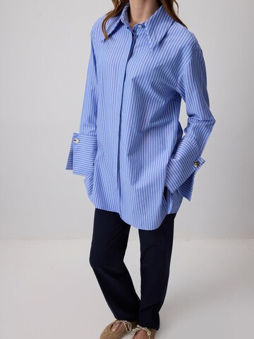 T-shirt 'Striped Shirt With Wide Cuffs' Touché Privé en bleu