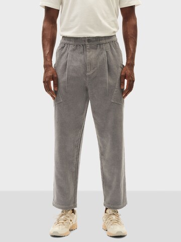 Thinking MU Loosefit Hose 'MAX' (GOTS) in Grau: Vorderseite