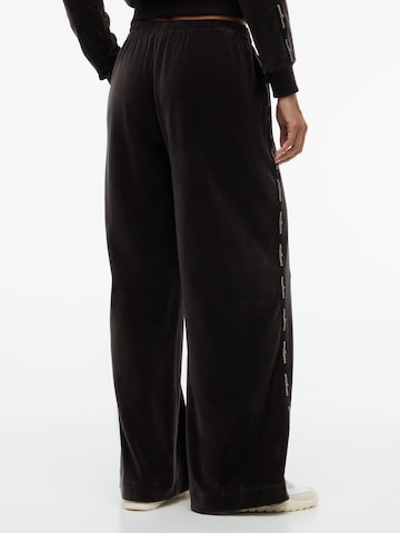 Wide leg Pantaloni de la Tommy Jeans pe negru