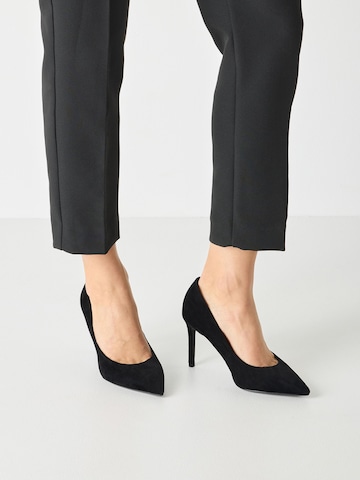 Tamaris Pumps in Black
