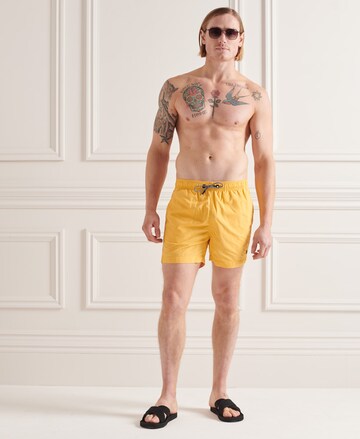 Shorts de bain 'STUDIOS' Superdry en jaune