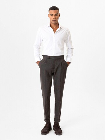 regular Pantaloni con pieghe 'Nikolaus' di Antioch in marrone