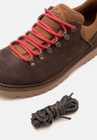 UGG - Zapatillas deportivas bajas 'Birch Hiker' en marrón