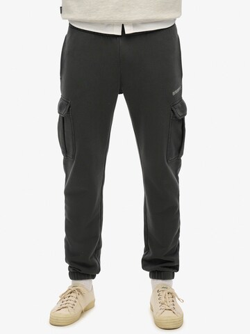 Tapered Pantaloni cargo di Superdry in nero: frontale