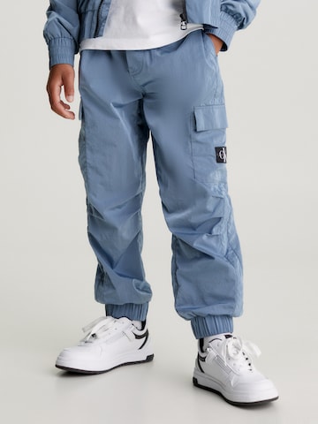 Calvin Klein Jeans Avar lõige Püksid, värv sinine: eest vaates