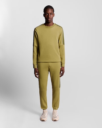 Lyle & Scott Tapered Hose 'Tap Trackies' in Grün