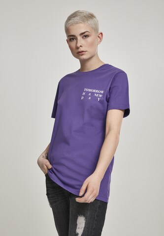 Merchcode T-Shirt 'New Day' in Lila: predná strana