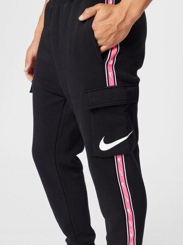 Tapered Pantaloni cargo di Nike Sportswear in nero