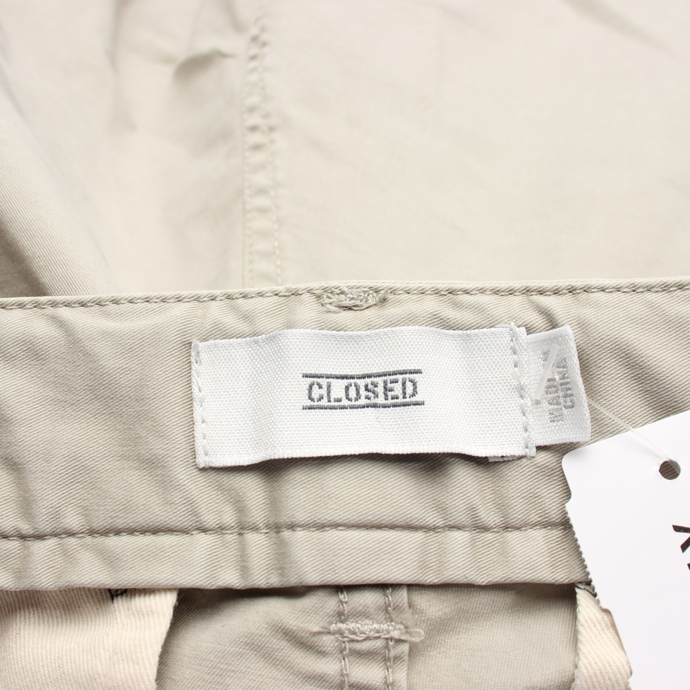 Closed Shorts in 30 in White