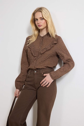 Trendyol Blouse in Brown