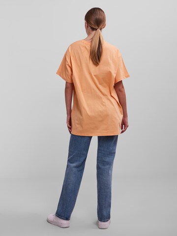 PIECES - Camiseta talla grande 'Rina' en naranja