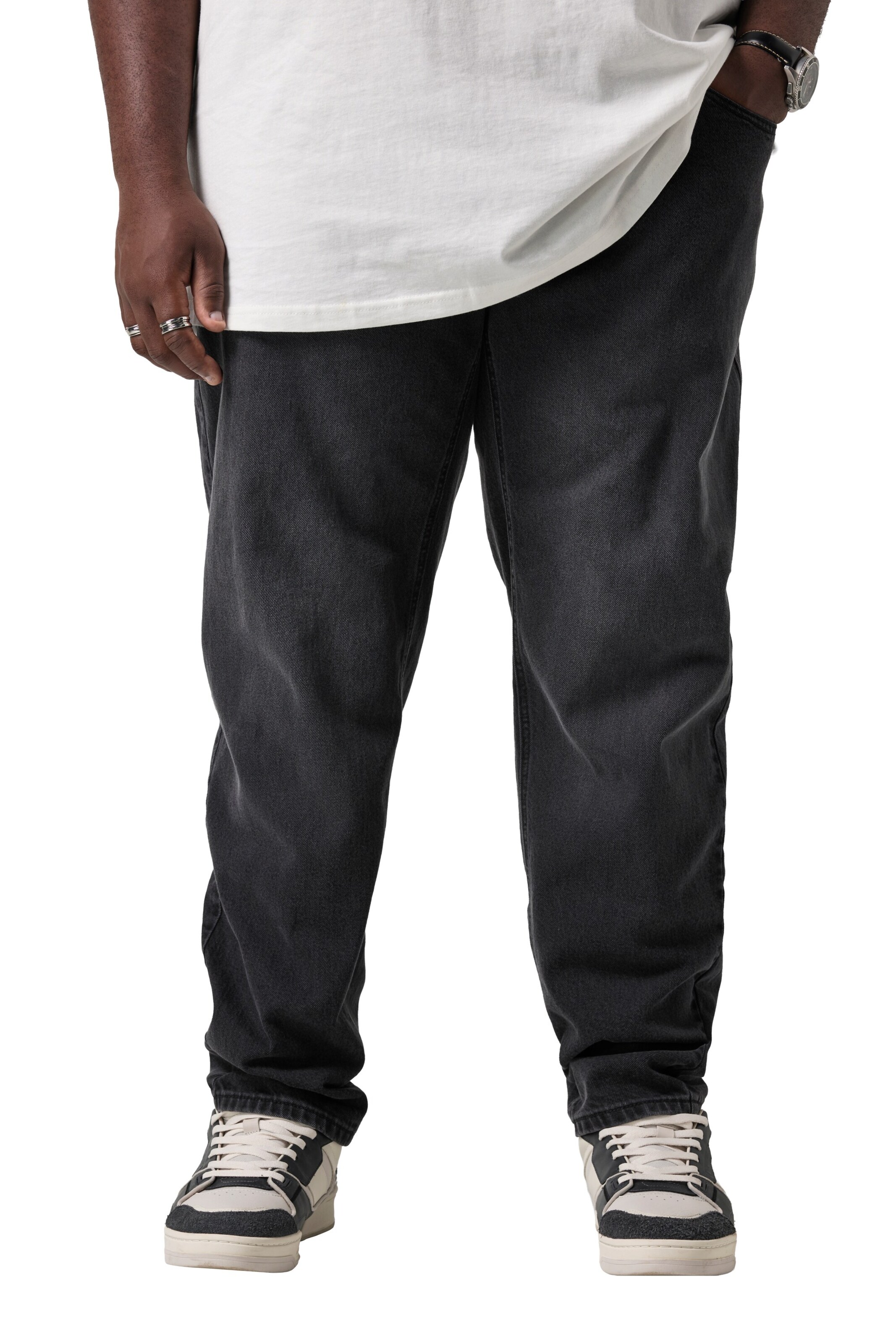 STHUGE Tapered Jeans in Black: front