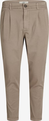 Redefined Rebel Regular Pleat-Front Pants 'Jacko' in Brown: front