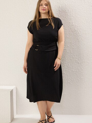 Trendyol Curve Sukienka w kolorze czarny: przód