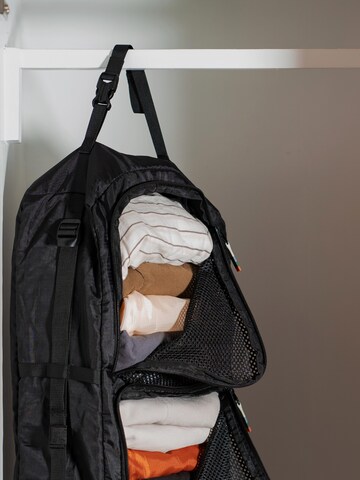 TRAVEL DUDE Travel Bag 'Hanging Packing Cube mit Kompression aus recycelten Plastikflaschen | Hängende Packwürfel für Rucksack und Koffer | Reise Regal in Schwarz' in Black
