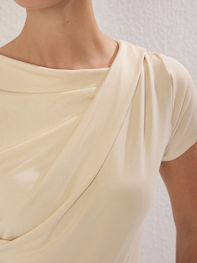 Trendyol T-shirt en greige, Vue avec produit