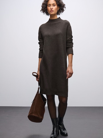 STREET ONE Strickkleid in Braun: Vorderseite