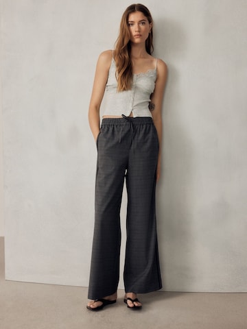 Wide leg Pantaloni di Next in grigio: frontale