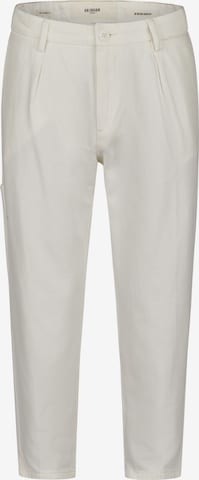 Goldgarn Regular Pleat-Front Pants 'Q6' in White: front