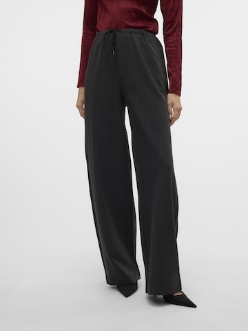 VERO MODA - Pierna ancha Pantalón de pinzas 'BESTIE' en gris: frente