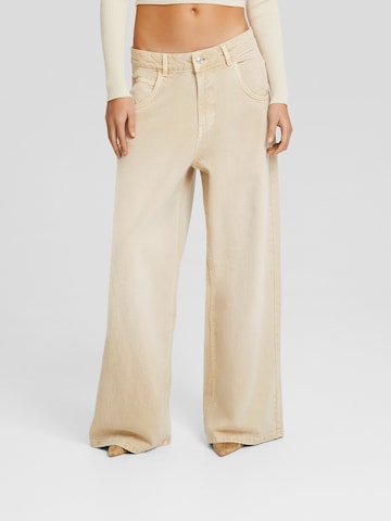 Bershka Wide leg Jeans in Beige: front