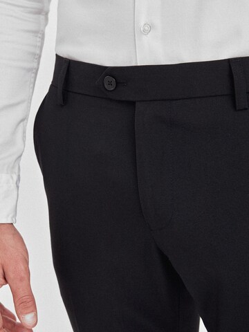 Next Regularen Hlače na rob | črna barva