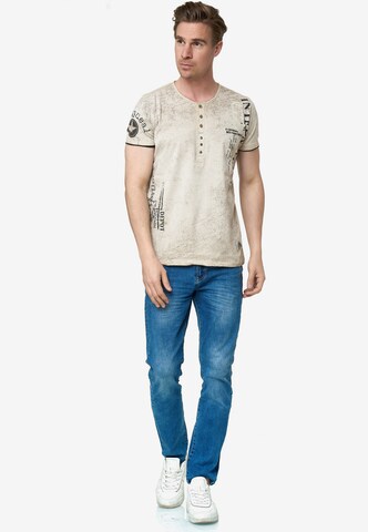 Rusty Neal T-Shirt mit seitlichem Druck in Beige