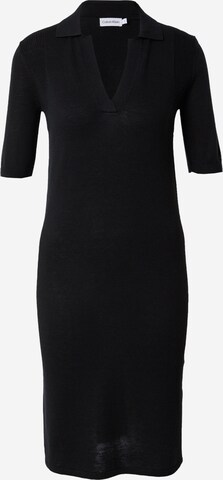 Rochie de la Calvin Klein pe negru: față